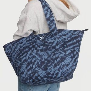 VICTORIA'S SECRET
Tie-Dye Tote